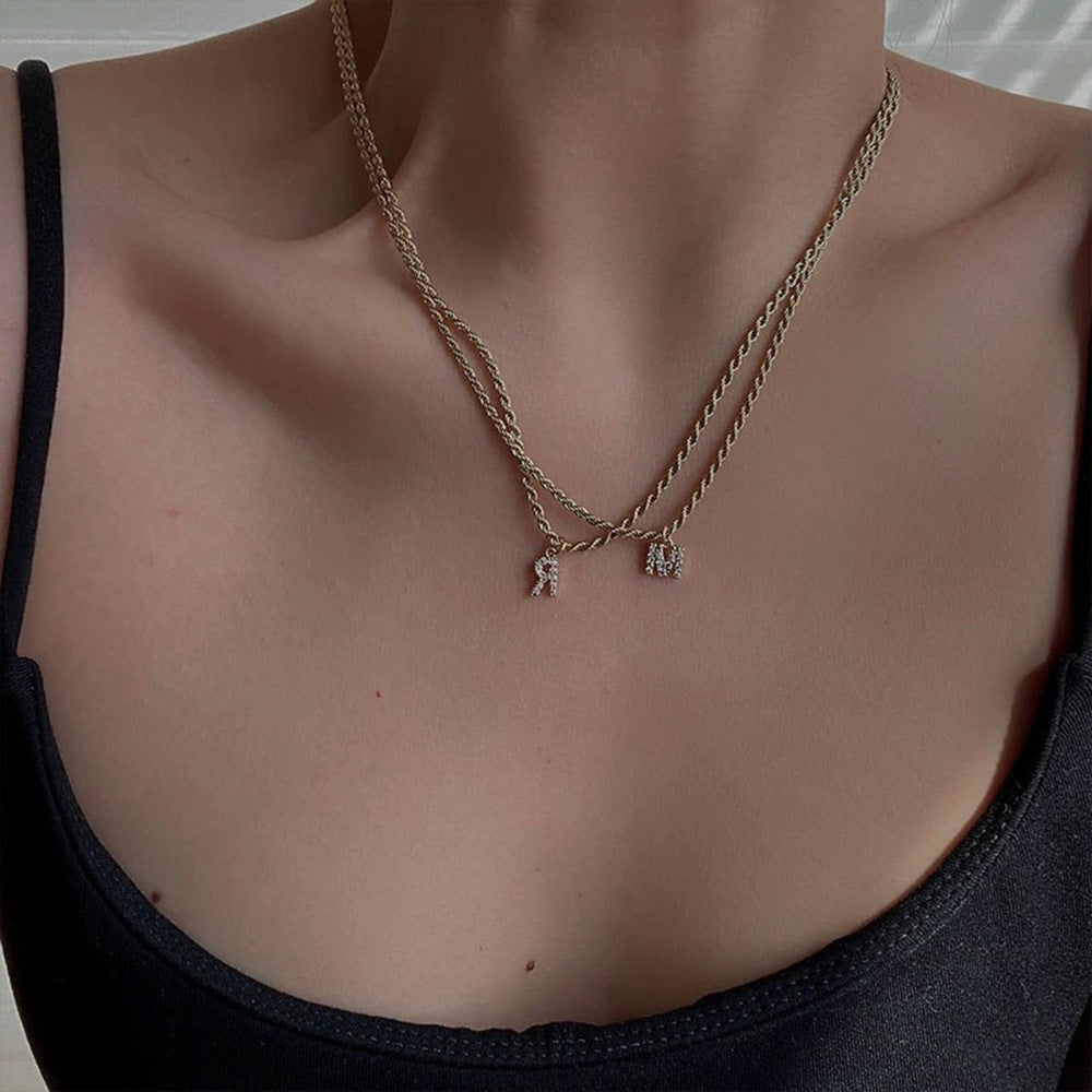 Collar con colgante de letra para mujer, minimalista, de moda, cadena trenzada de acero inoxidable con baño de oro e incrustaciones de circonita