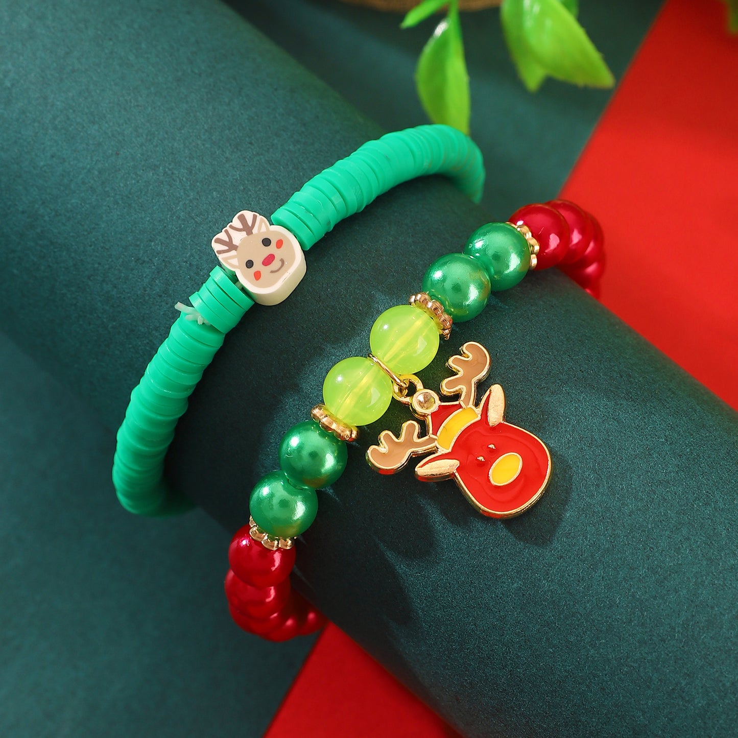 Set di braccialetti natalizi in argilla polimerica fatti a mano con perline alfabetiche, ciondoli a forma di fiocco di neve, renna e Babbo Natale, elastici, regalo per le festività natalizie