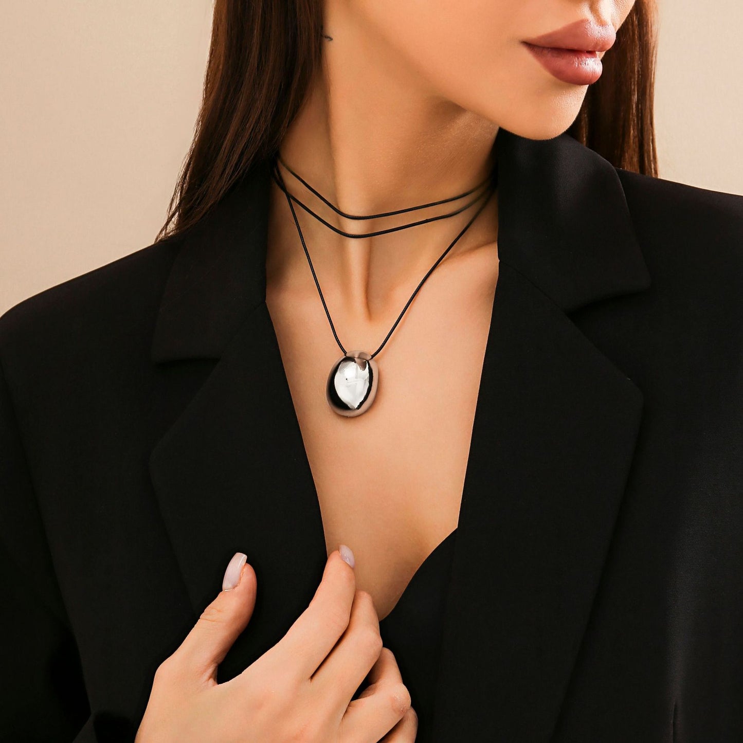 Collana girocollo pendente ovale geometrica dolce e audace con design a strati annodati e dettagli a catena