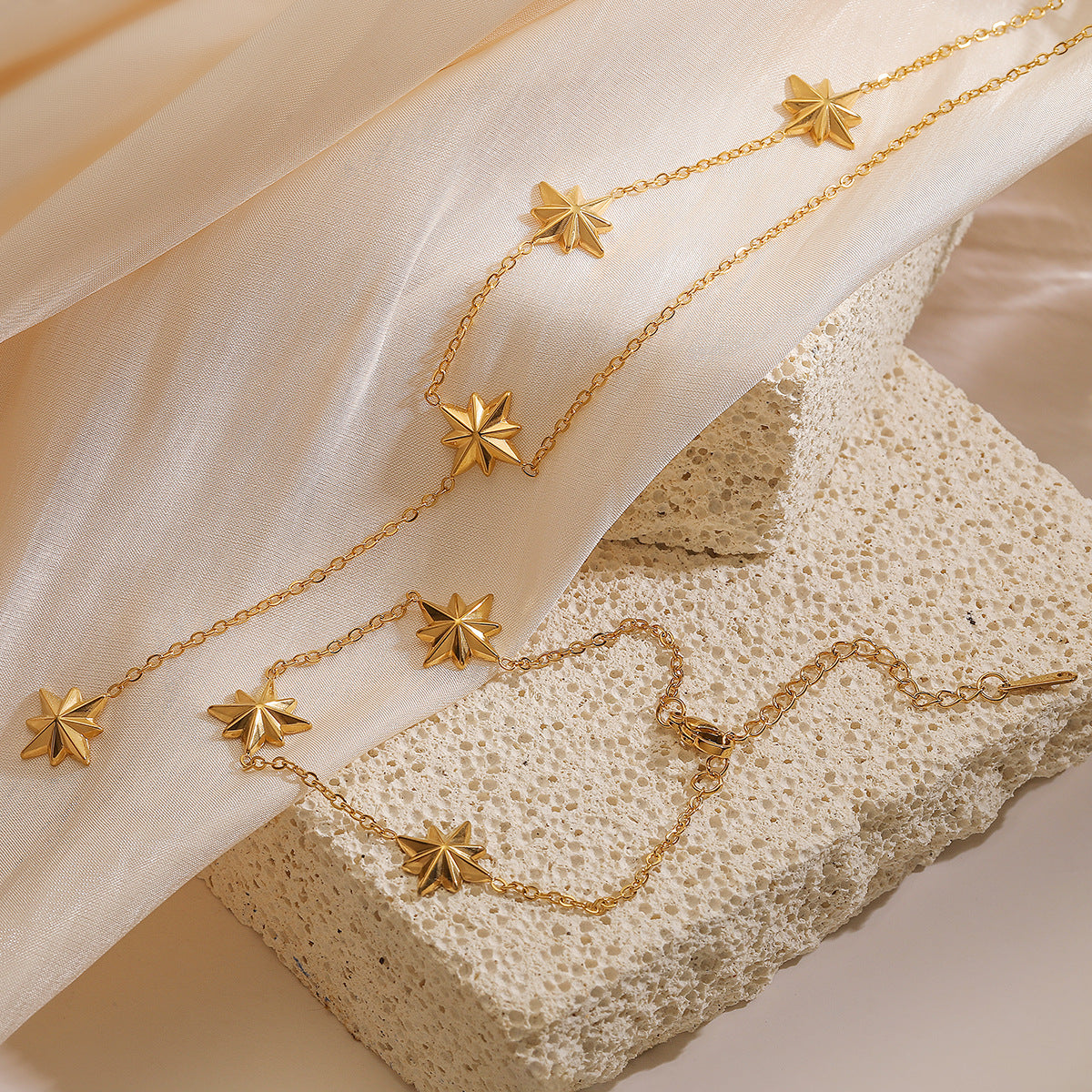 Collana con pendente a stella a otto punte geometrica minimalista da donna in acciaio al titanio placcato oro 18 carati