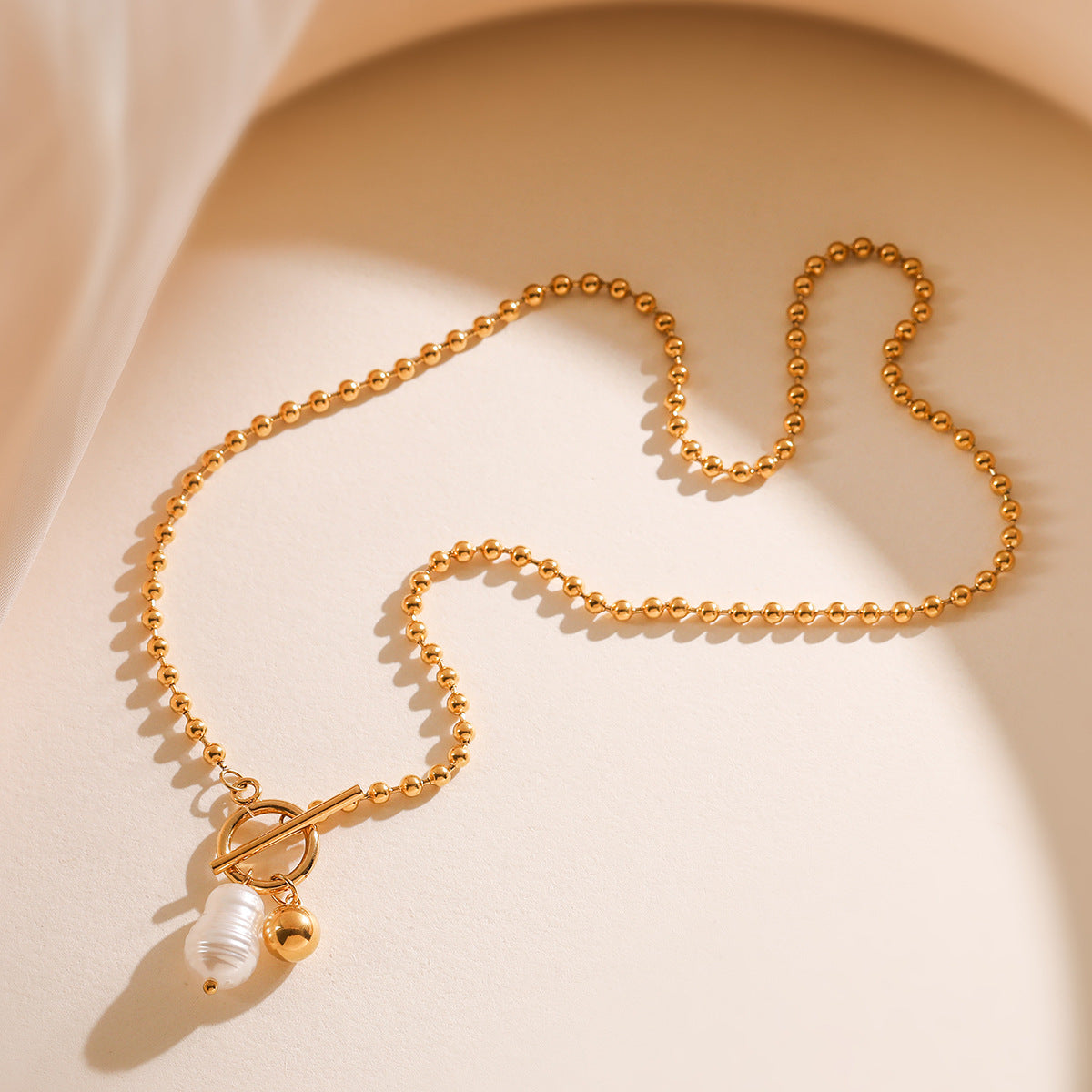 Collar con Colgante de Perla Irregular Geométrica en Acero Inoxidable con Baño de Oro de 18K para un Estilismo Versátil de Clavícula