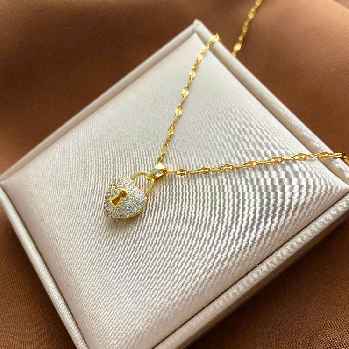 Collana Pendente Floreale Minimalista da Donna e Uomo in Acciaio al Titanio con Finitura Placcata e Catenina a Croce