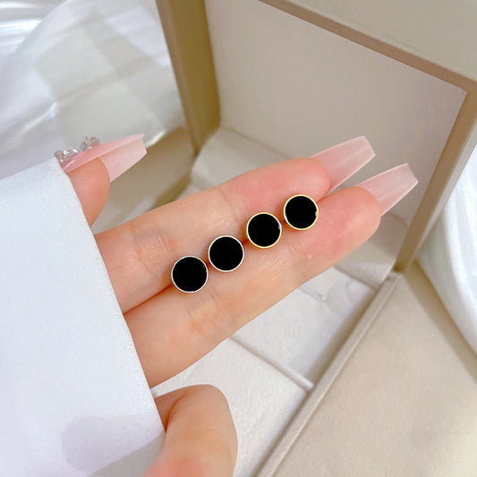 Aretes Minimalistas Redondos de Acero de Titanio para Mujer con Acabado Chapado