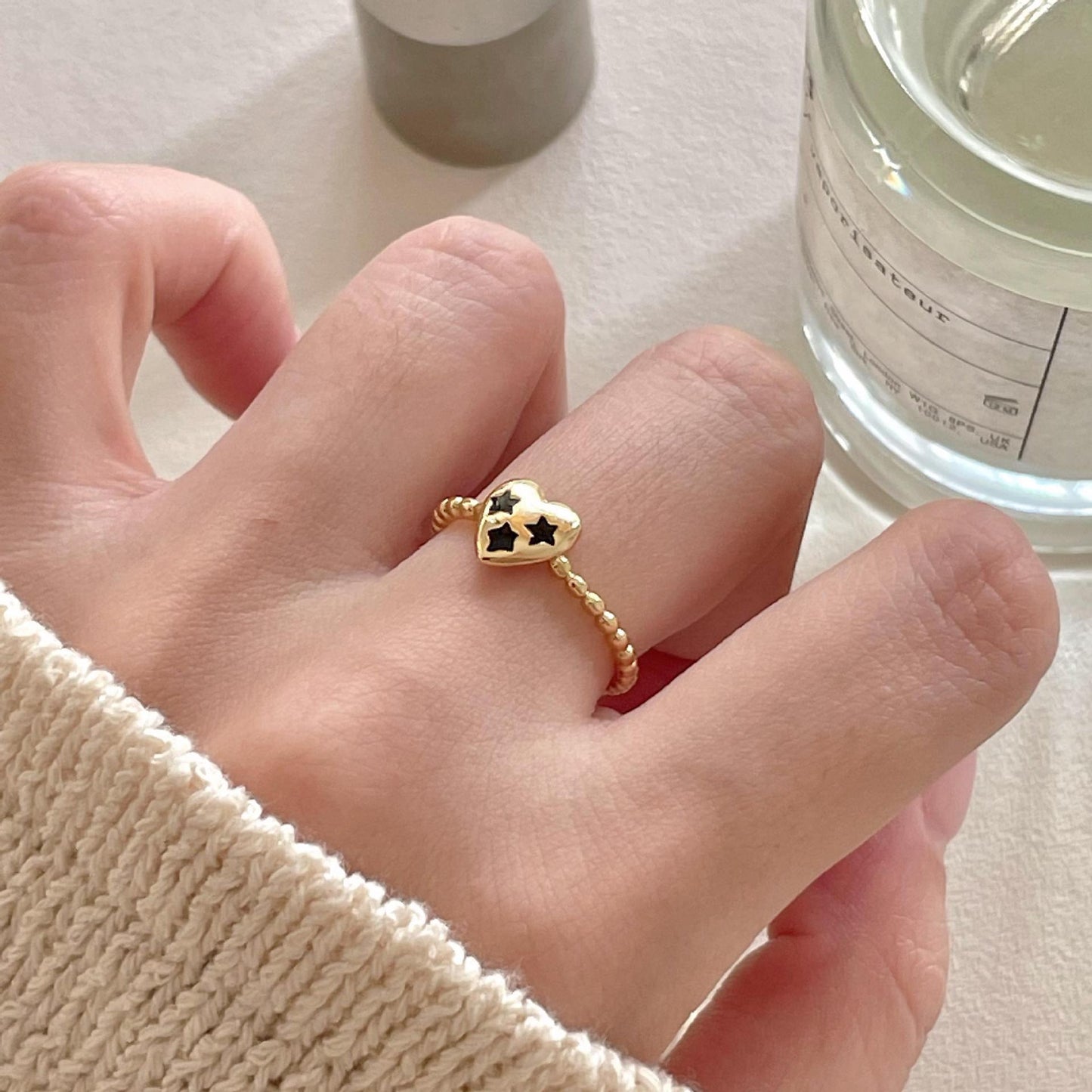 Anillo minimalista de plata esterlina 925 con forma de corazón, acento de estrella de resina y diseño geométrico
