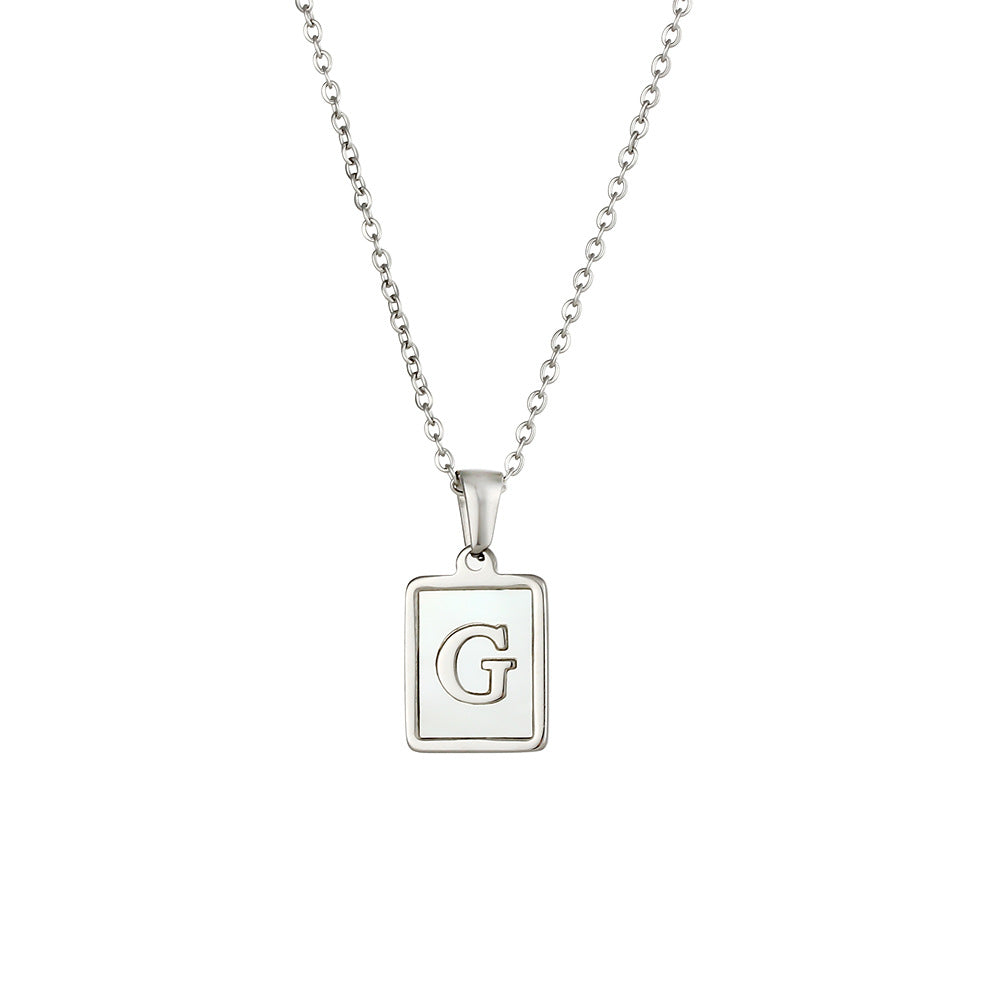 Collana con Ciondolo a Lettera Minimalista in Acciaio al Titanio per Donna con Finitura Galvanizzata e Intarsio in Madreperla Bianca Naturale