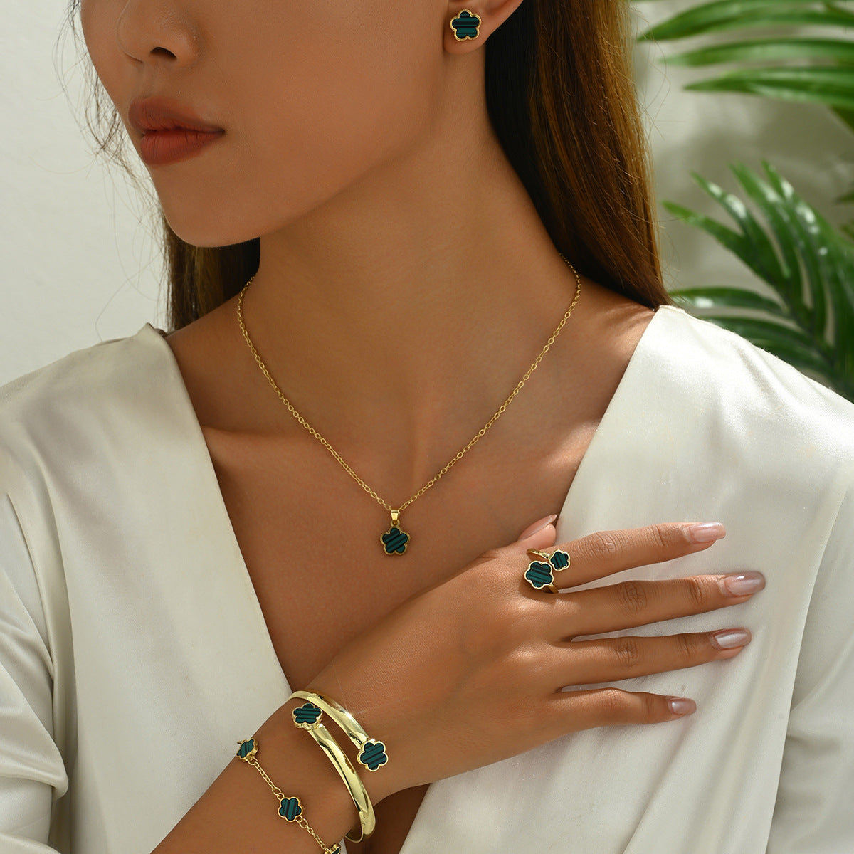 Set di collana e orecchini in lega con design a petalo di trifoglio minimalista e finitura smaltata da donna