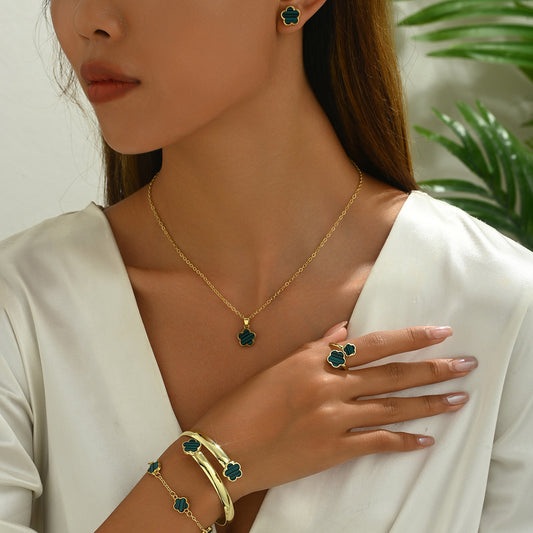 Set di collana e orecchini in lega con design a petalo di trifoglio minimalista e finitura smaltata da donna