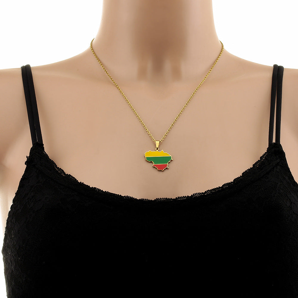 Collar con colgante de mapa geométrico retro de Lituania en acero inoxidable con acabado esmaltado en cadena tipo O para unisex