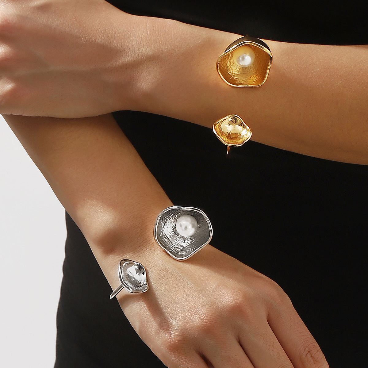 Brazalete abierto de aleación con forma de cuenco de flor de trompeta irregular, electrochapado, con perla