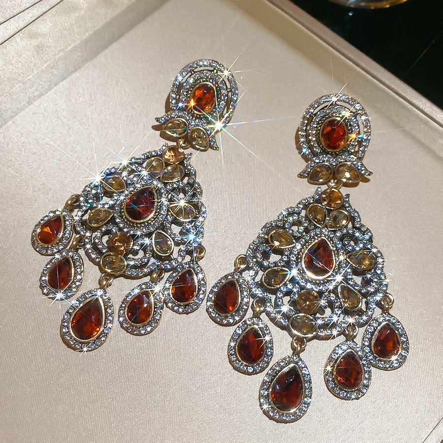 Orecchini pendenti geometrici stile vintage con intarsio in strass, base in lega e perni in acciaio inossidabile da donna