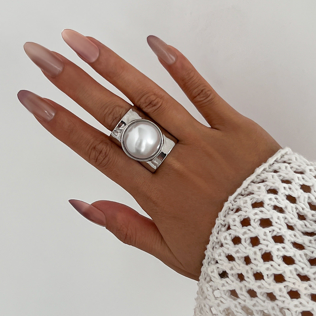 Anello a Fascia Larga Geometrico Minimalista in Lega con Finitura Perlata e Design Asimmetrico da Donna