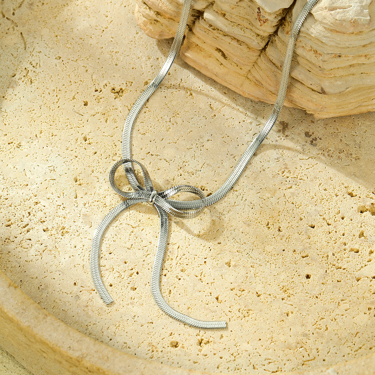 Collar minimalista de acero inoxidable con forma de lazo para mujer con acabado galvanizado