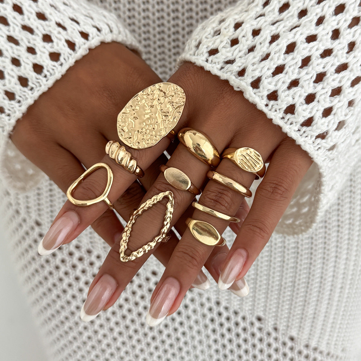 Anello minimalistico da donna in lega di zinco dalla forma geometrica irregolare, con finitura placcata e fascia aperta regolabile