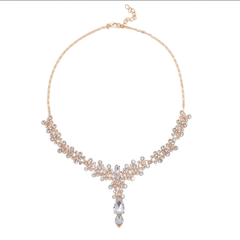 Sweet Minimalist Floral and Geometric Alloy Pendant Necklace with Rhinestone Inlay for Women, Twisted Plate Chain, Delicate Clavicle Chain Suitable for Sweaters and Wedding Occasions