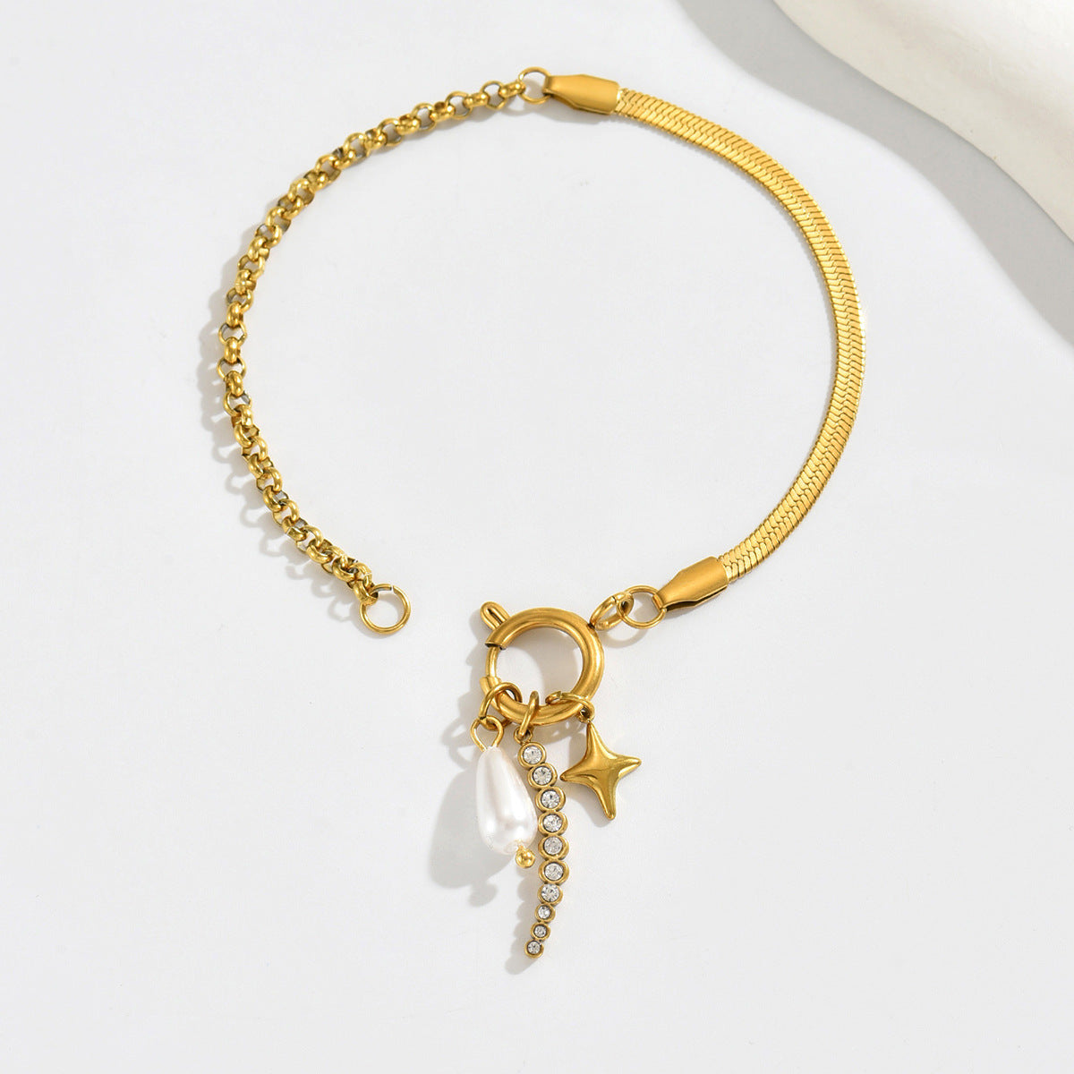 Elegante Ciondolo a Barra in Ottone con Intarsio a Cuore Geometrico e Diamanti per Donna