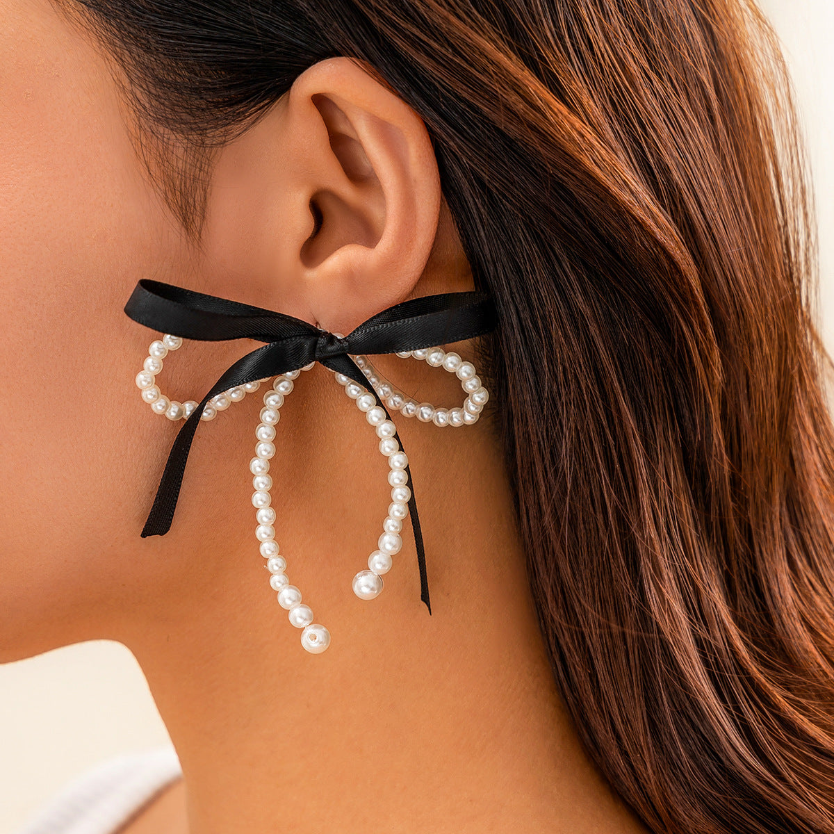 Pendientes de tuerca minimalistas en forma de lazo con perlas de imitación y postes de acero inoxidable