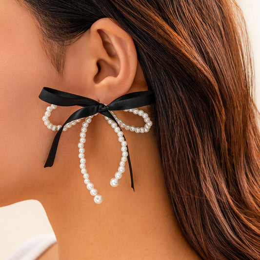 Pendientes de tuerca minimalistas en forma de lazo con perlas de imitación y postes de acero inoxidable