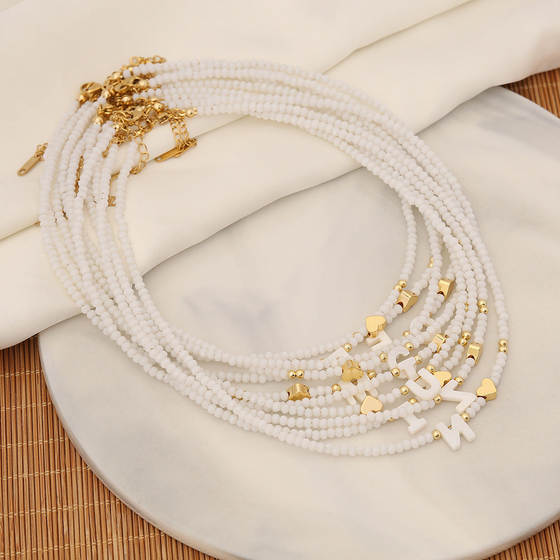 Collana con ciondolo a lettera dal design originale con ciondolo a conchiglia e perline di cristallo da donna