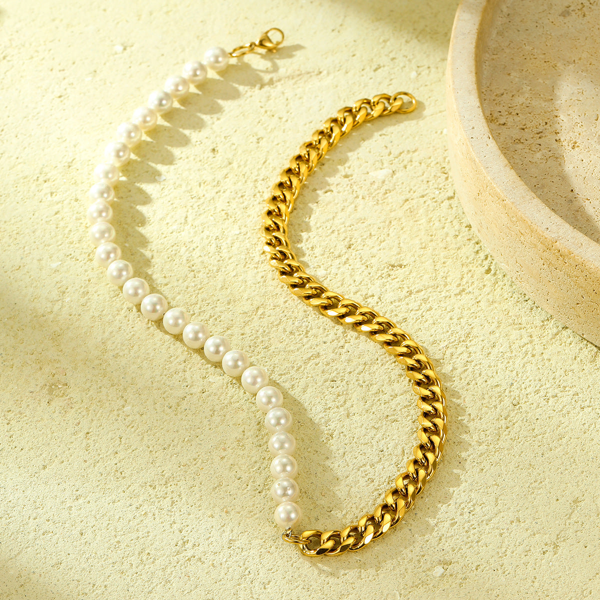 Elegante collar de clavícula estilo "OL" con incrustaciones de perlas y chapado en oro de 18 quilates sobre acero de titanio, con cadena estándar
