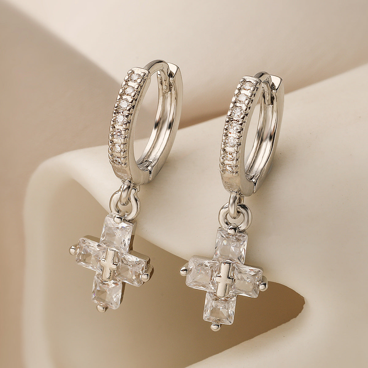 Orecchini da donna minimalisti a croce in rame con placcatura in oro 18 carati e intarsio in zirconi