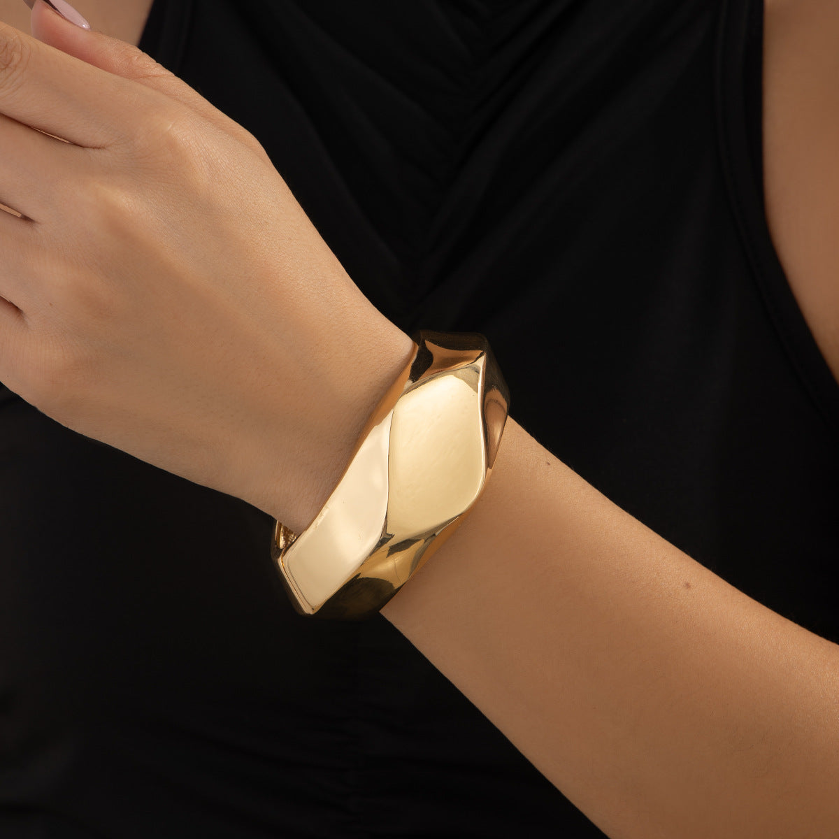 Pulsera de metal ancha ondulada irregular exagerada con diseño de muelle pulido y líneas geométricas