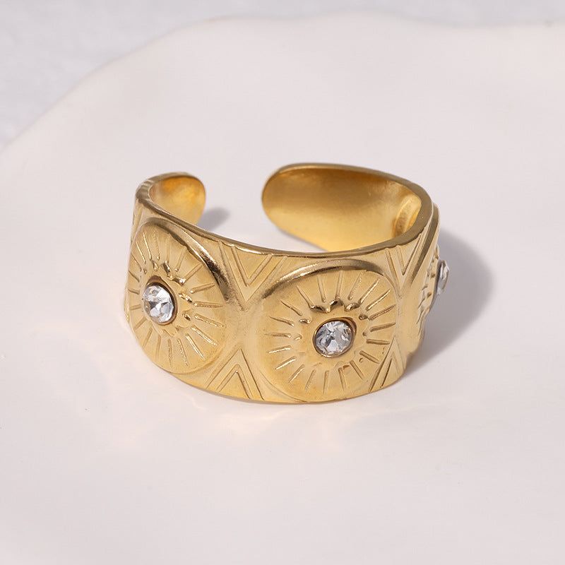 Anello geometrico minimalista da donna in acciaio inossidabile placcato oro 18 carati con dettaglio occhio di Allah in strass