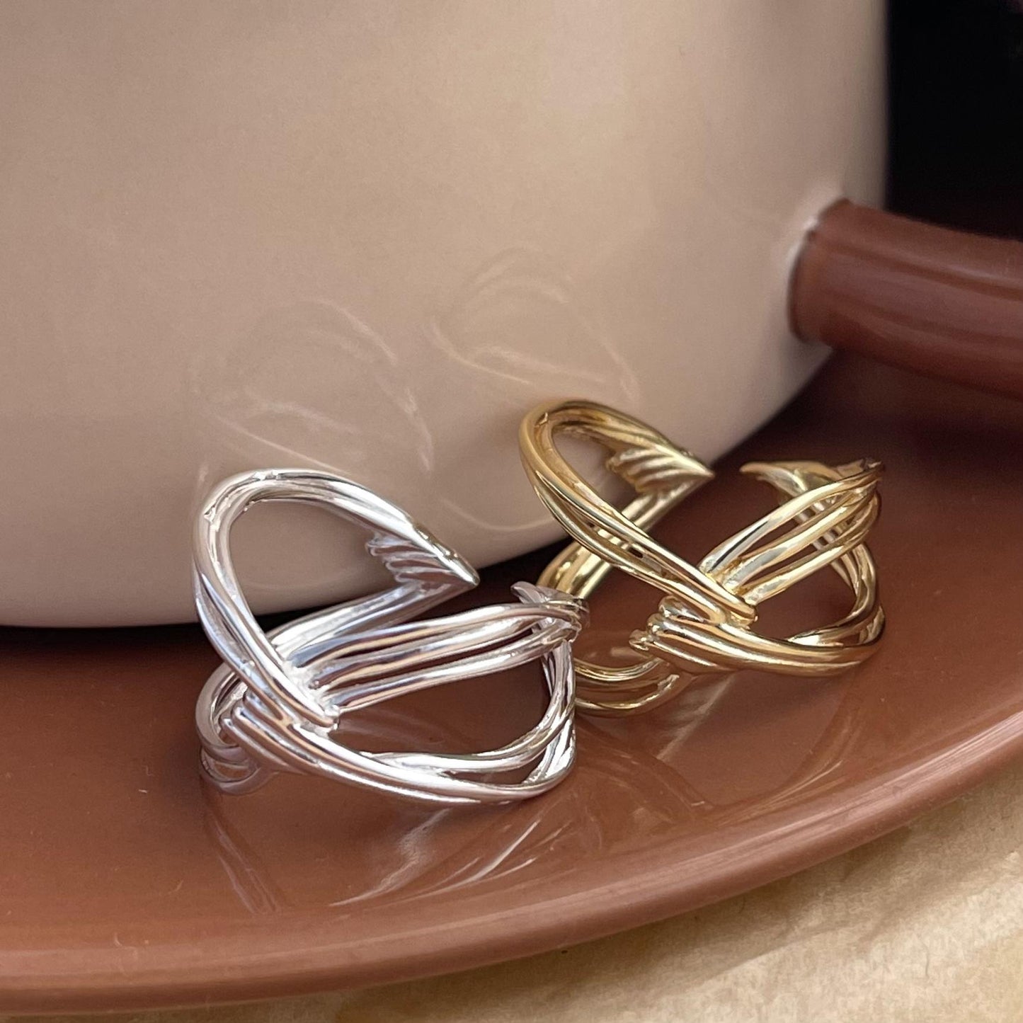 Anillo de plata de ley 925 con corazón anudado cruzado minimalista con textura geométrica para mujer