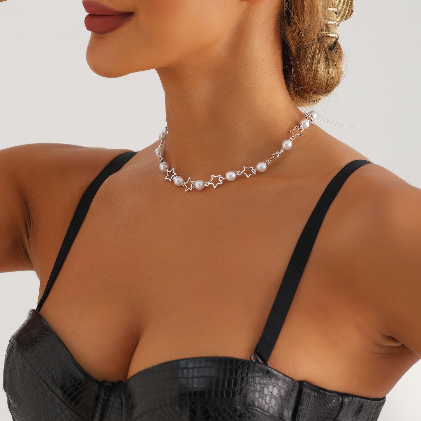 Fashionable Minimalist Hollow Five-Pointed Star Pendant Necklace for Women with Electroplated Metal Chain and Imitation Pearl Accents