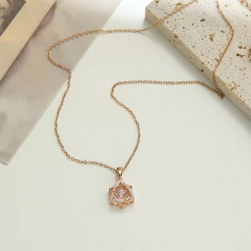 Dulce collar con colgante minimalista de acero de titanio en forma de corazón con acabado chapado para mujer