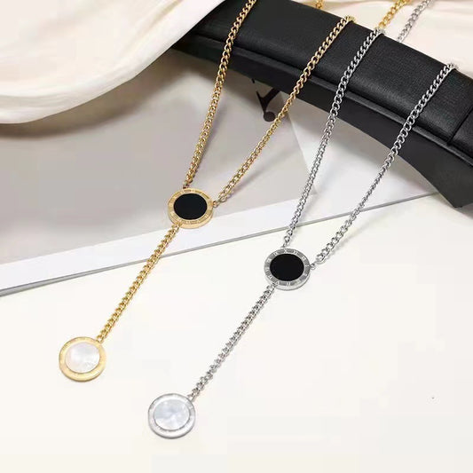 Collana con Pendente in Acciaio al Titanio a Forma di Lettera, Design Originale, Dettaglio Nappa per Maglioni, Lunghezza Regolabile, Design a Guscio Bifacciale