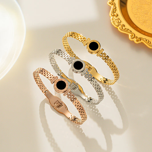 Pulsera de acero inoxidable con disco redondo negro y concha negra con números romanos huecos de Fashion-Commuter para mujer, chapada en acero de titanio