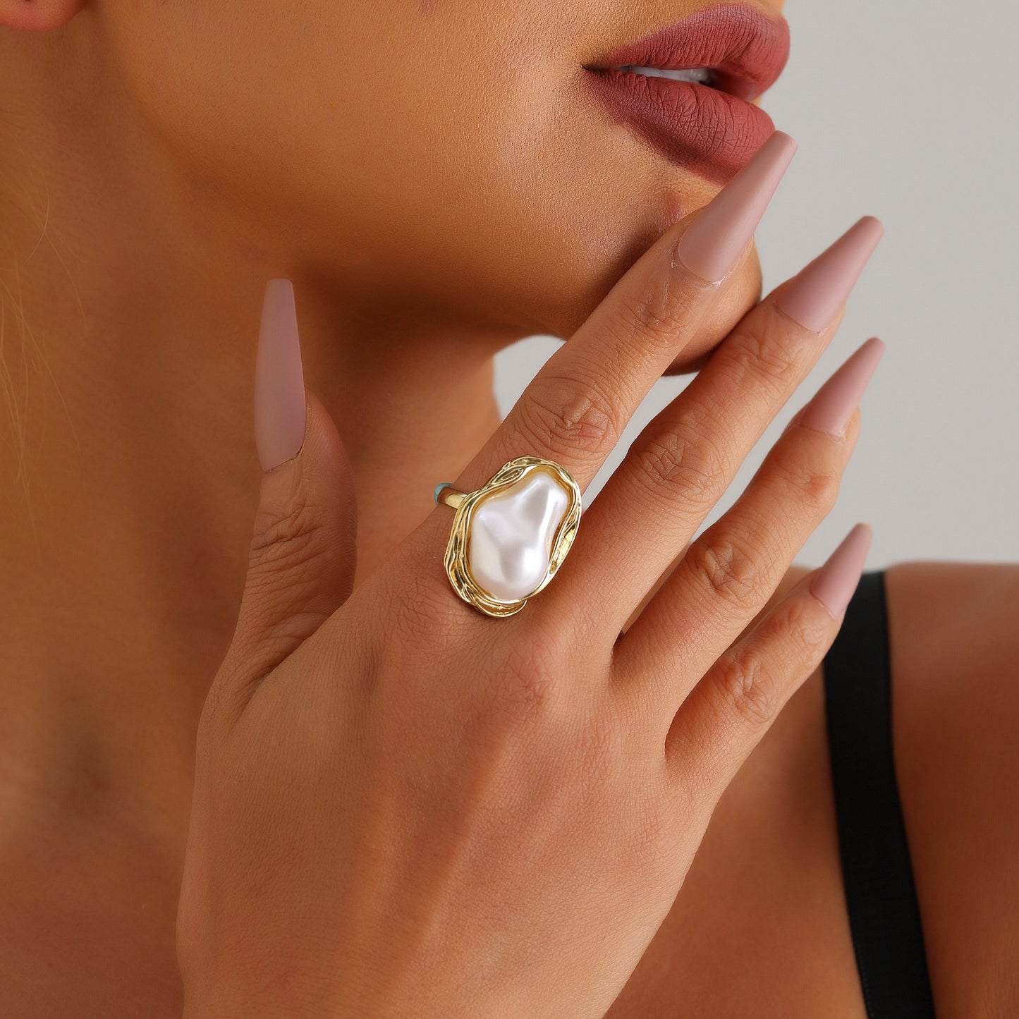 Anillo metálico de estilo francés vintage con forma geométrica para mujer con incrustaciones de perlas y acabado chapado