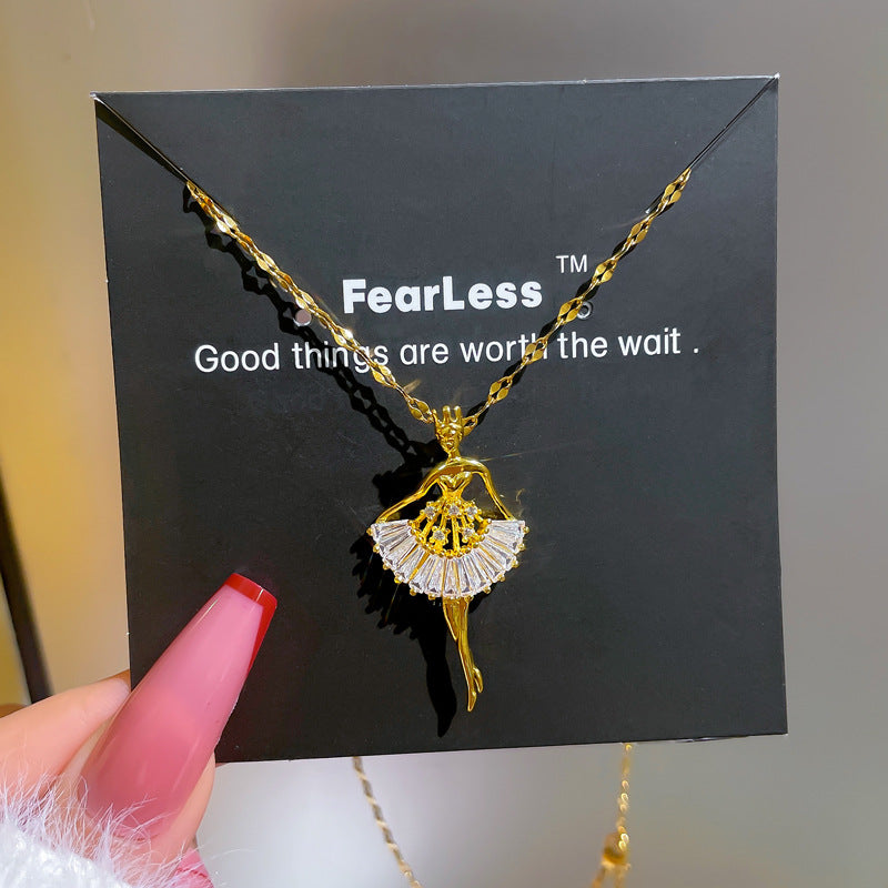 Collana con ciondolo a forma di ballerina minimalista in acciaio al titanio con zirconi micro-pavé, design geometrico, stile fresco e dolce