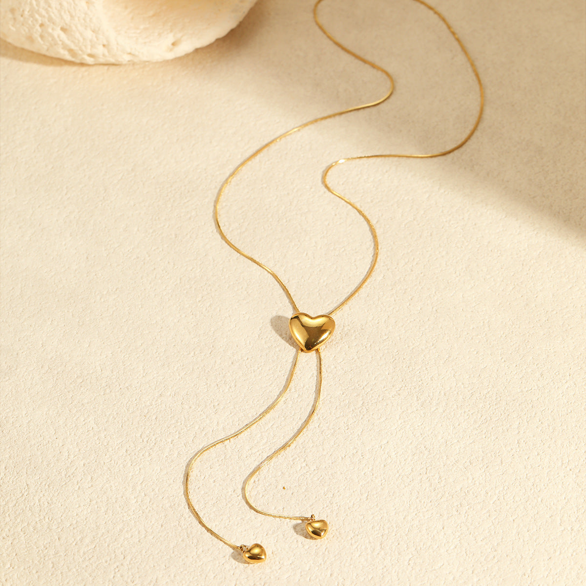 Collana da donna con ciondolo a cuore minimalista in acciaio inossidabile e catena regolabile