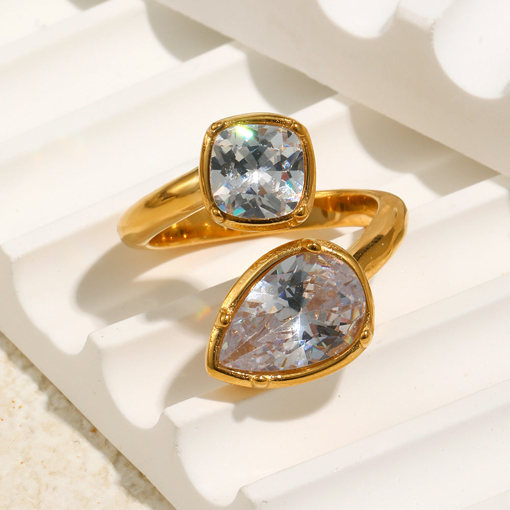 Anillo minimalista geométrico de acero inoxidable con baño de oro de 18 quilates y detalles de circonitas para mujer