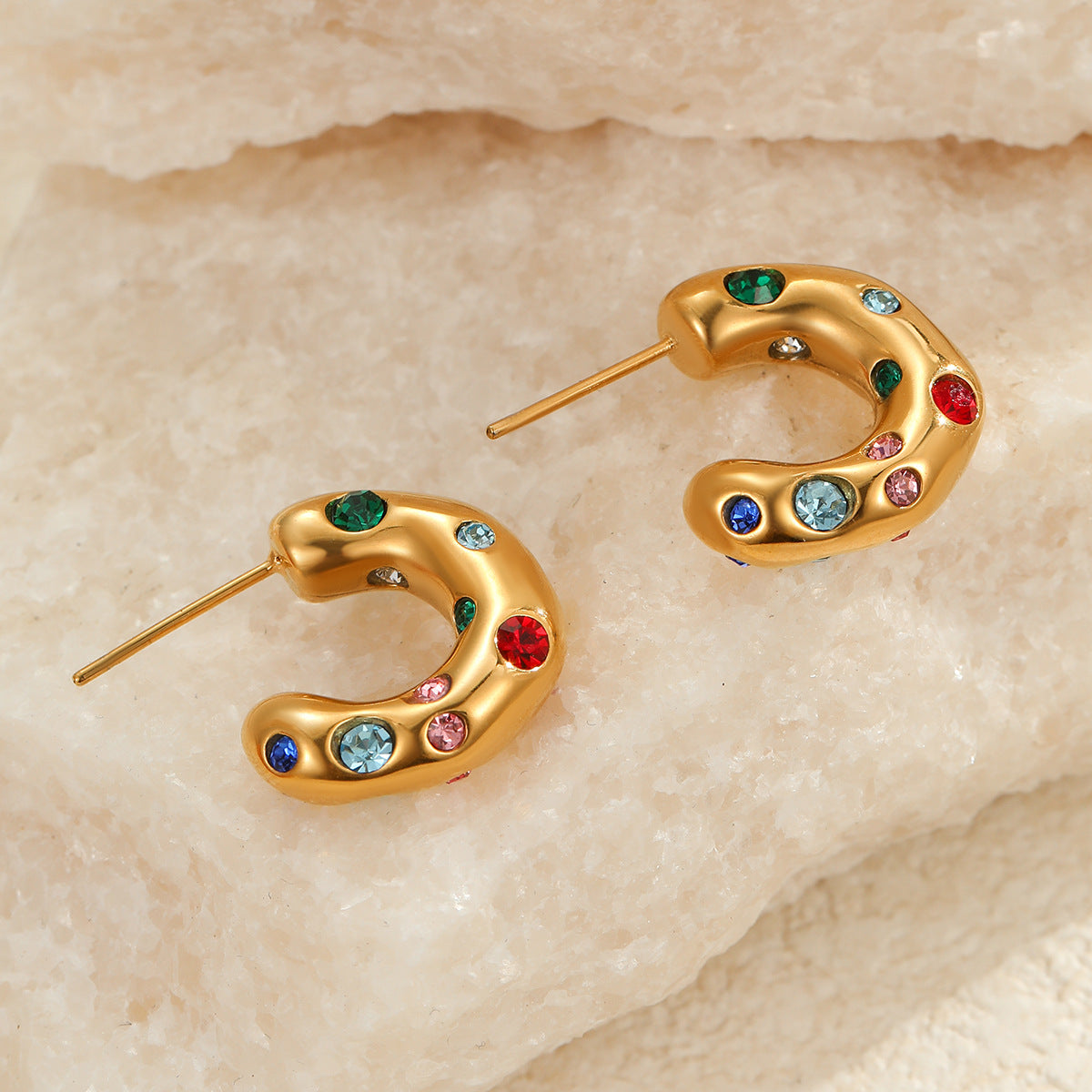 Orecchini a cerchio a C vintage in acciaio inossidabile con intarsi in zircone, finitura galvanizzata, design geometrico irregolare per donna