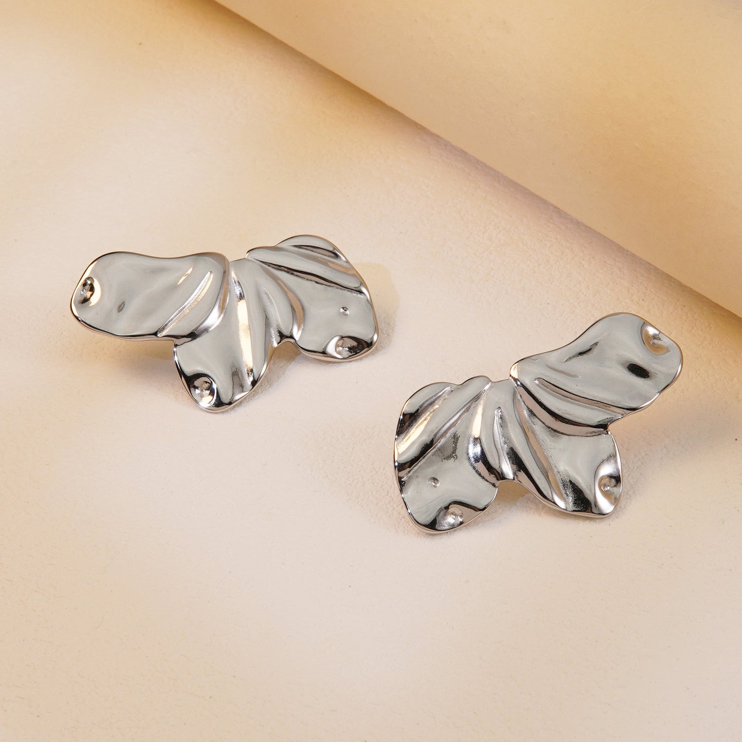 Eleganti orecchini a lobo da donna in acciaio inossidabile con petali irregolari a forma di fiore