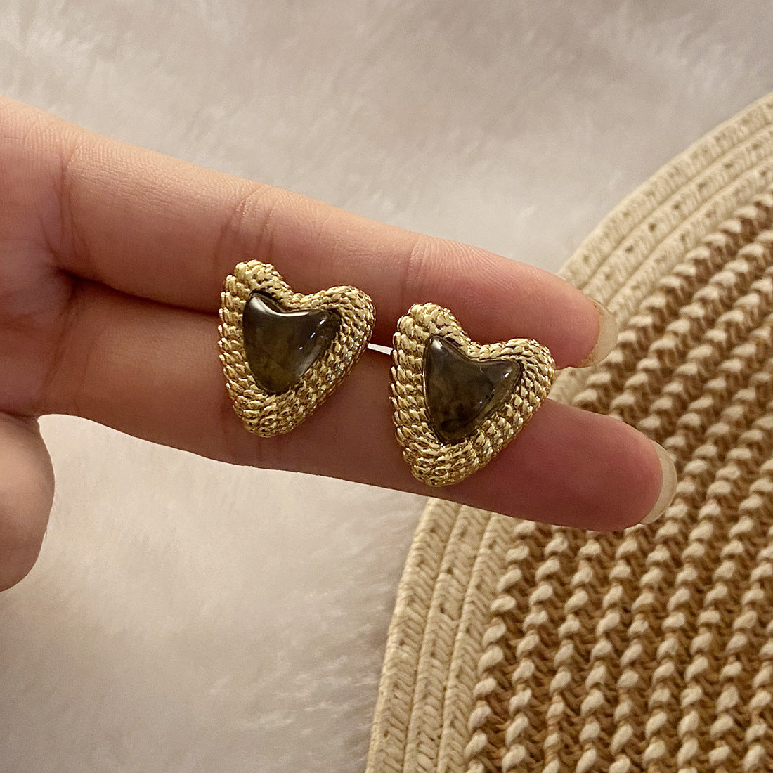 Orecchini a perno da donna in acciaio inossidabile a forma di cuore retrò con finitura placcata