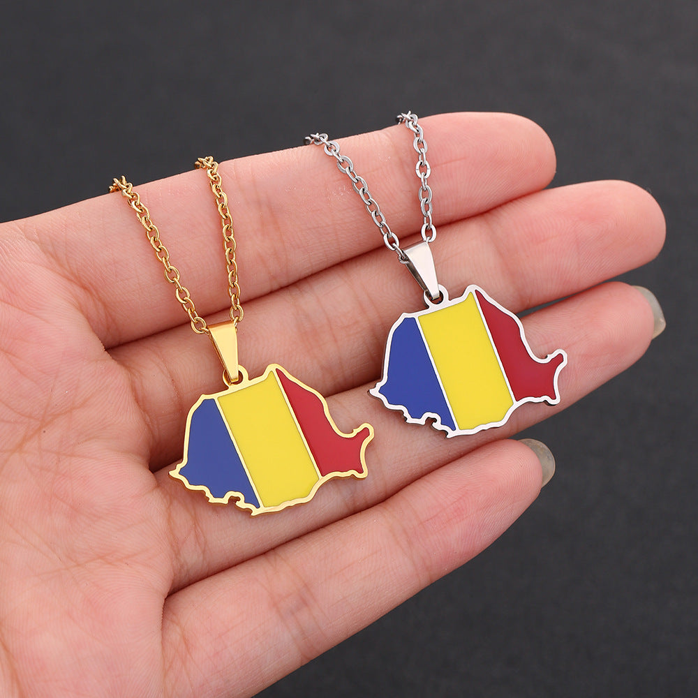 Collana con ciondolo a mappa etnica geometrica rumena in acciaio inossidabile con intarsio in acciaio al titanio e finitura smaltata su catena a maglie ovali