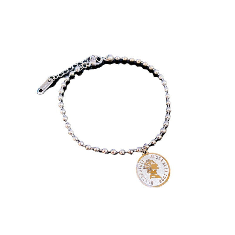 Pulsera minimalista de acero de titanio con amuleto de la suerte para mujer con diseño de zodíaco, detalles chapados en oro, textura ondulada y estilo dulce y fresco
