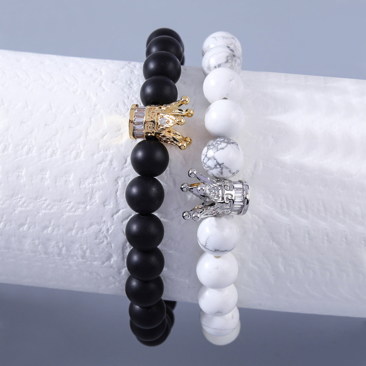 Pulsera Minimalista con Cuentas en Forma de Corona para Hombres y Mujeres, Pulsera Hecha a Mano de Plástico Resina con Incrustaciones de Circonita Chapada en Oro, Joyería Versátil a Juego