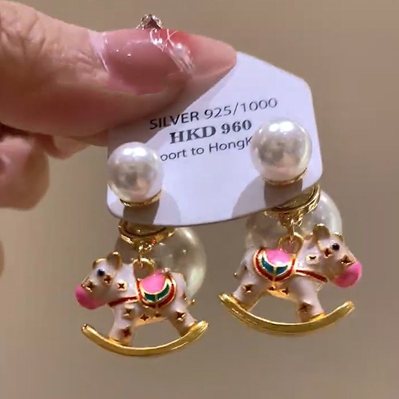 Pendientes Minimalistas de Lujo con Colgante de Caballo en Cobre Bañado con Postes de Plata 925 para Uso Diario en Oficina Elegante para Mujer