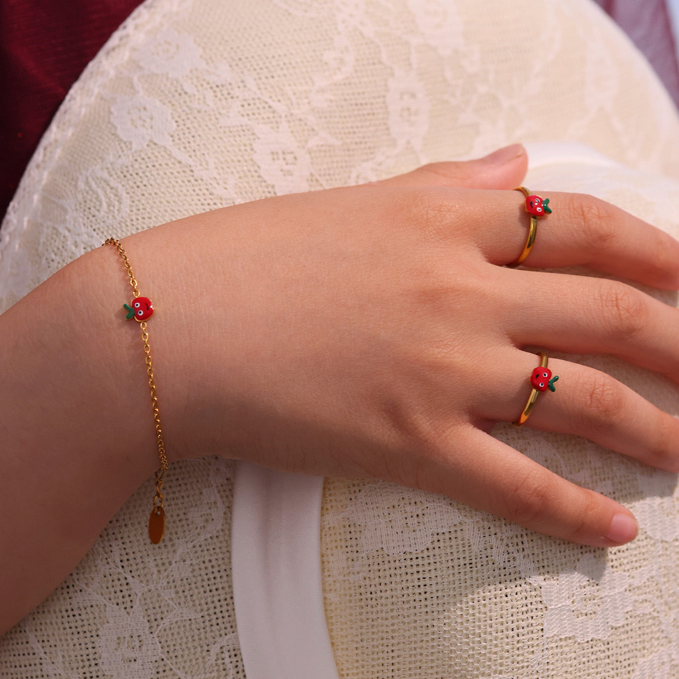 Conjunto de collar, pulsera, pendientes y anillo abierto con colgante en forma de manzana roja adorable para niñas, de acero inoxidable con acabado esmaltado