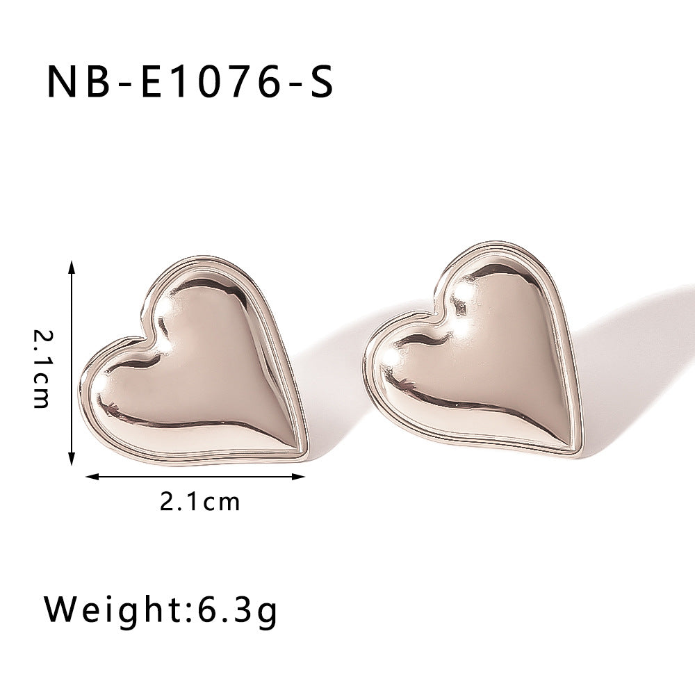 Orecchini da donna minimalisti a forma di cuore in acciaio inossidabile placcato oro 18 carati