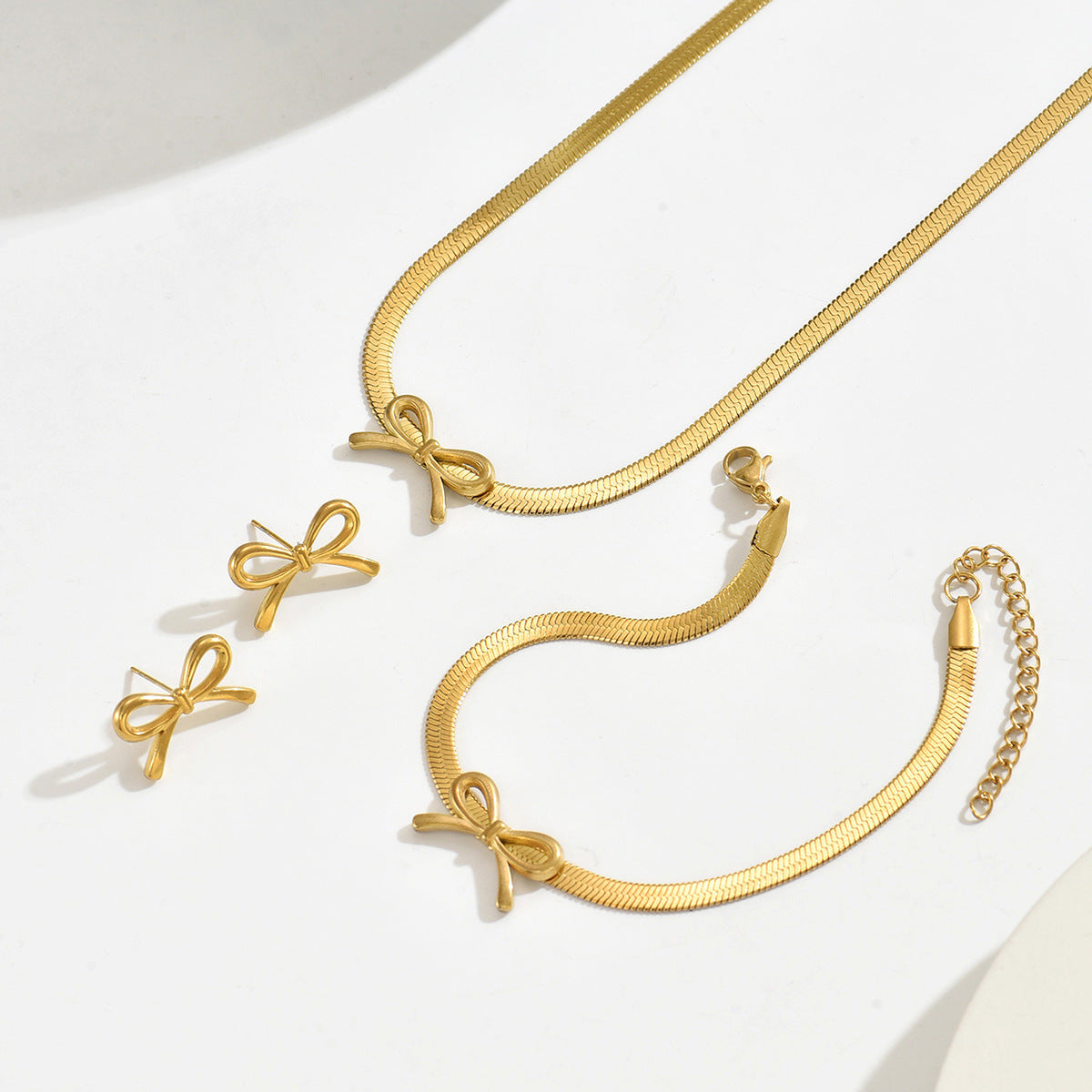 Juego de collar y aretes de diseño de lazo geométrico con baño de cobre para mujer