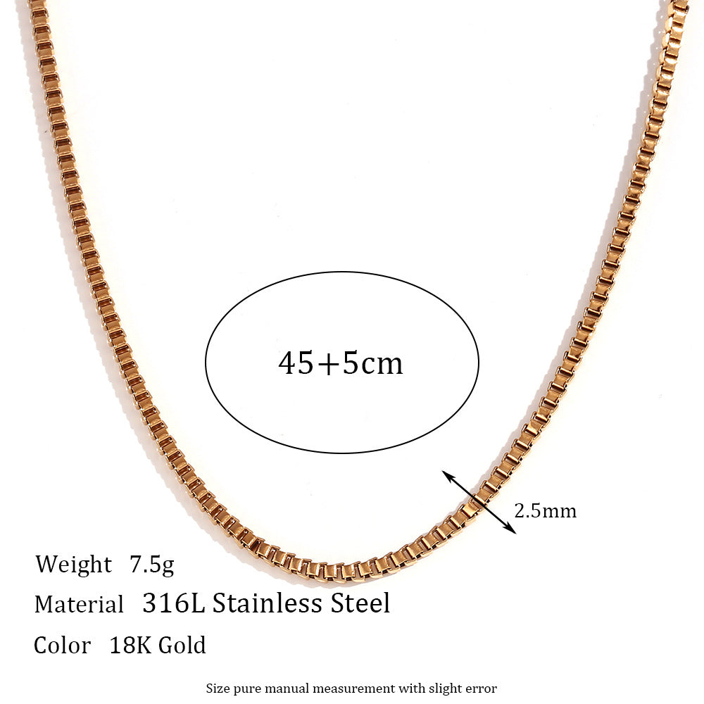 Collar de cadena con caja geométrica minimalista de acero de titanio chapado en oro de 18 quilates para mujer