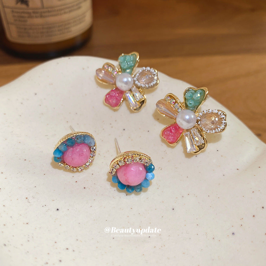 Elegantes aretes de flor con cristales y postes de acero enchapado para mujer