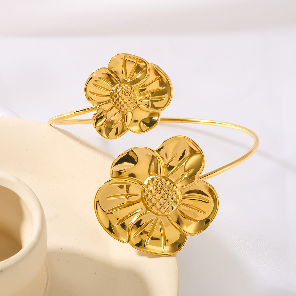 Bracciale da donna in acciaio al titanio a forma di fiore con placcatura in oro 18 carati
