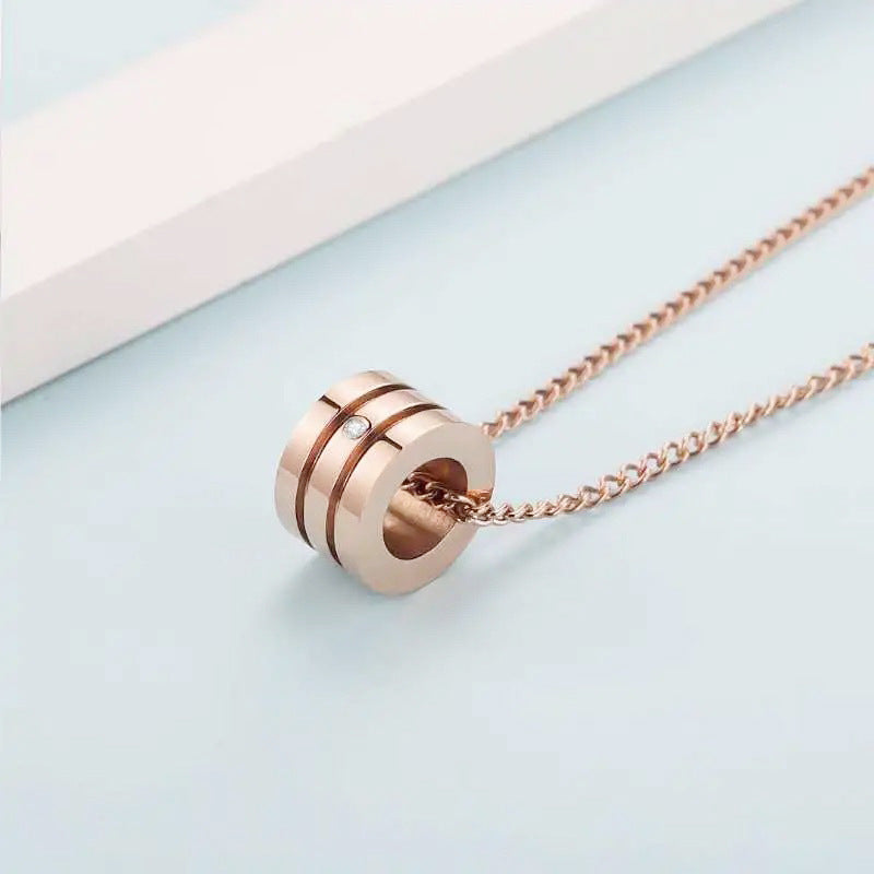 Collana con Pendente Minimalista in Acciaio al Titanio con Strass e Catena a O Placcata Oro da Donna