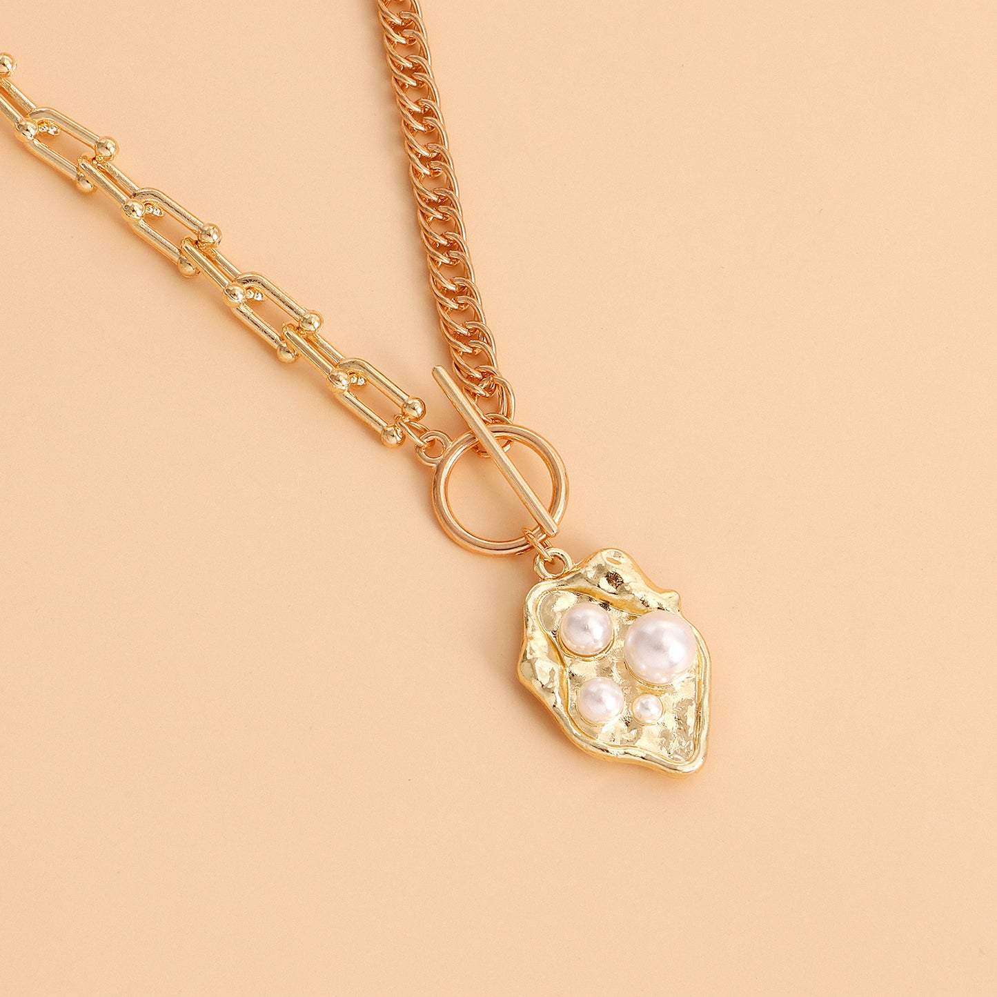 Collana da donna a pendente geometrico minimalista in lega con finitura placcata e accento perla su catena a clavicola